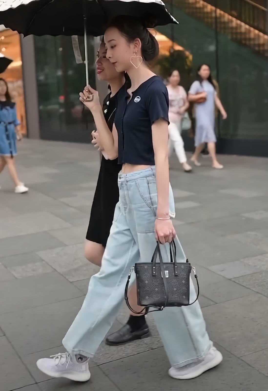 mcm印花版菜篮子包包,mcm包包菜篮子和双肩包哪个更通勤