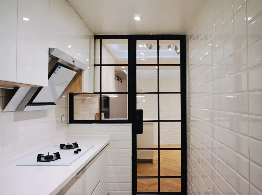 白墙有小坑怎么去除,白墙打洞上的污渍怎么去除