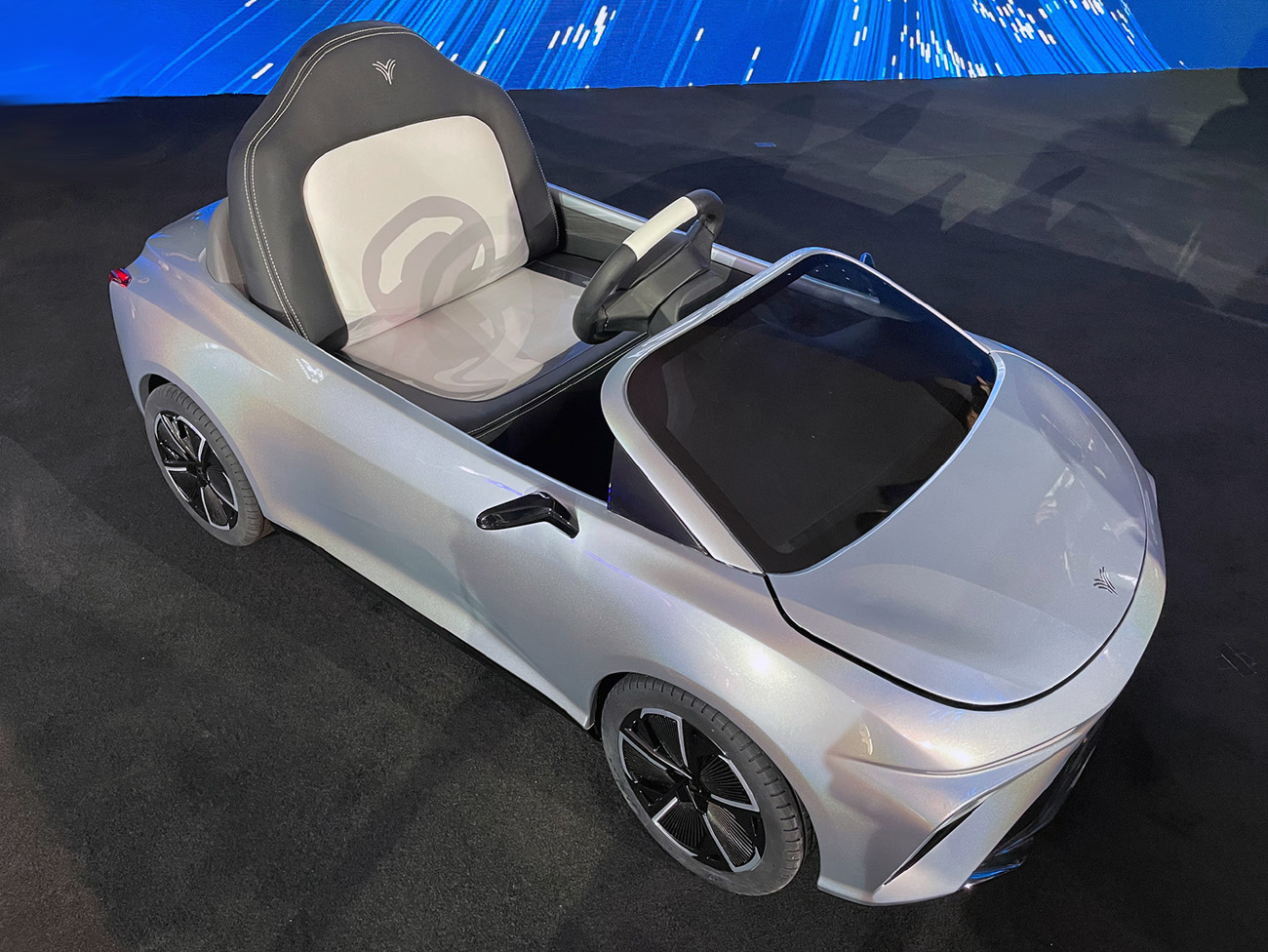 小孩子们有福了！哪吒魔童版上市，敞篷单座，真皮座椅，售2999元