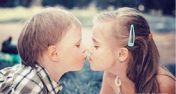 孩子总两腿夹着有什么坏处,孩子出现夹大腿家长要不要教育