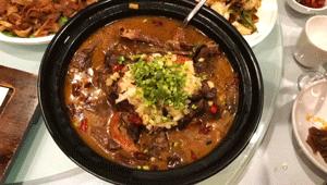 青岛这家餐厅藏着一个老北京，北京烤鸭，京六件、炖吊子都能吃到