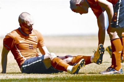 膝盖内侧副韧带拉伤怎么办恢复快,韧带拉伤喷云南白药气雾剂有效吗