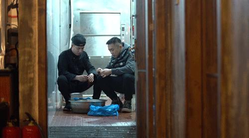 两兄弟揣3000元开店，6年逆袭成当地爆火网红店，天天排长龙！