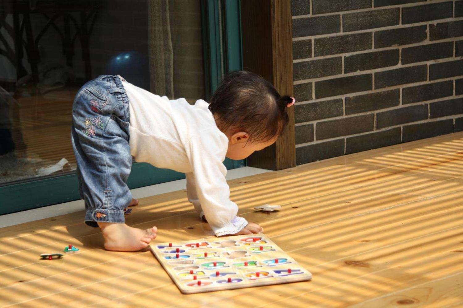 一岁半的宝宝不会走路是什么问题,一岁半宝宝不会走路总是跑