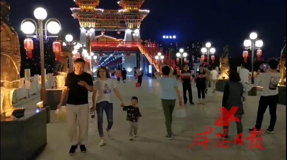 摘掉口罩呼吸新鲜空气的一天,摘下口罩享受一个清晨的阳光