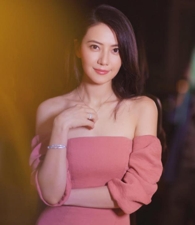 圆脸2022年减龄气质卷发发型中分,大气脸型适合中分发型