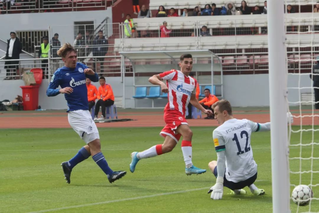 昆明人的足球大餐：七彩云南国际足球邀请赛首轮战罢