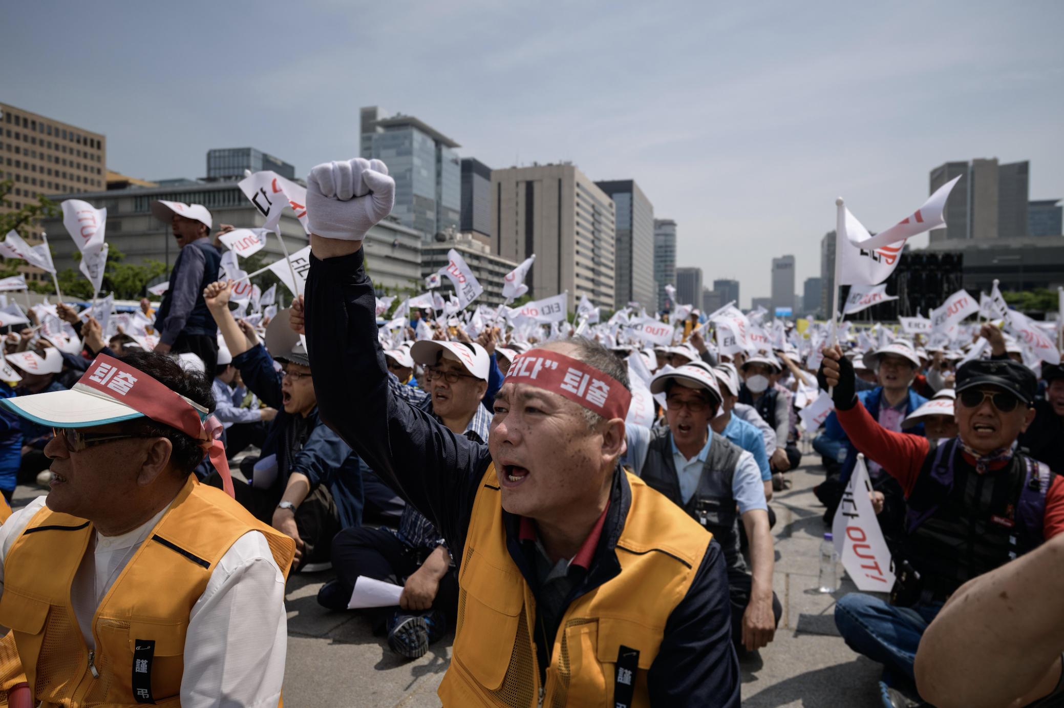 韩国经济突然没落？5平米格子间挤满失业年轻人，贫困老人自杀率超高，在华企业大批关闭