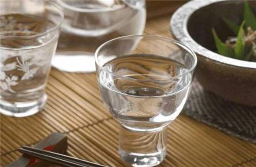 买白酒时别只看牌子和价格,白酒瓶身有这几个字切记不要买