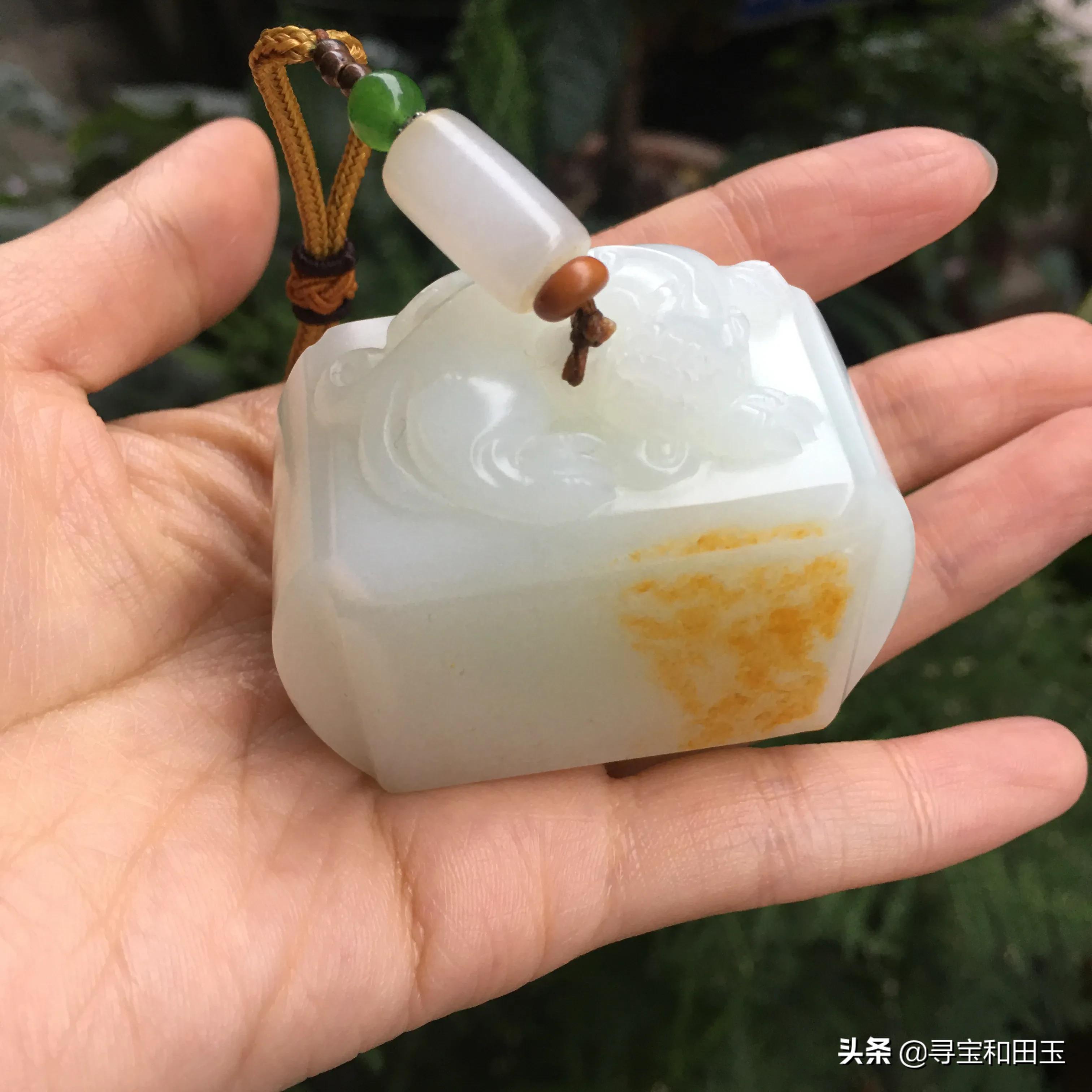 和田玉如何打灯看肉质是否细腻,和田玉沁色与染色在肉质里的表现