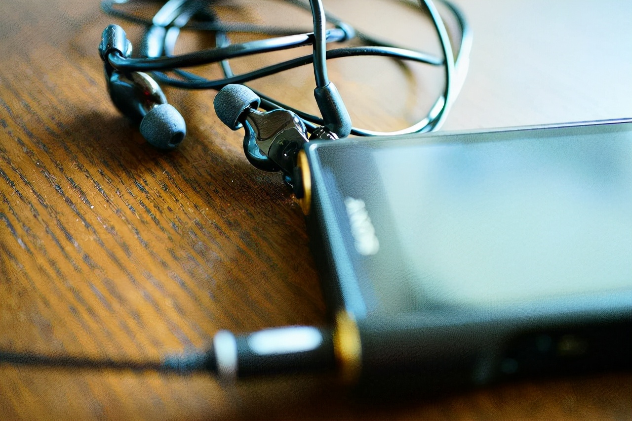 我给索尼的10年前的旗舰EX1000换了根平衡线，感觉它还能再战10年