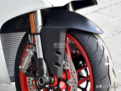 长腿小姐姐骑摩托车,新手的第一辆仿赛摩托车推荐