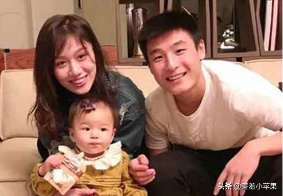 中国男足太太团完整版,中国男足出征带太太团