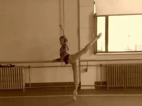 吴谨言和angelababy撞衫又撞脸,吴谨言的颜值巅峰