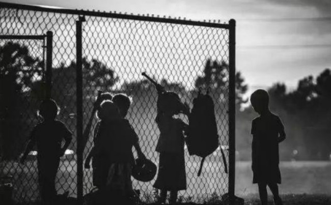 土耳其少女古灵精怪利用牛奶瓶巧拍飞机飞行画面，来学下拍照