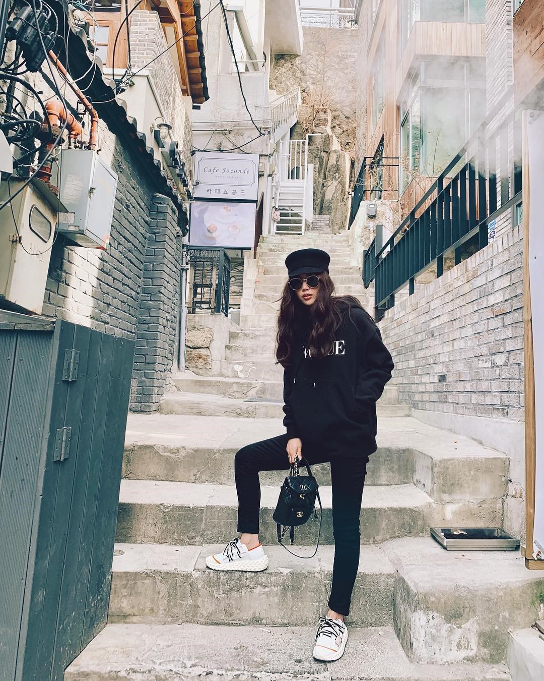 韩国小姐姐日常穿搭太有个性了!镂空长裙+黑夹克背心展现野性美