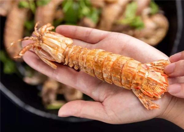 夏天海鲜皮皮虾吃起来快速剥壳,怎么吃皮皮虾才能剥出完整的壳