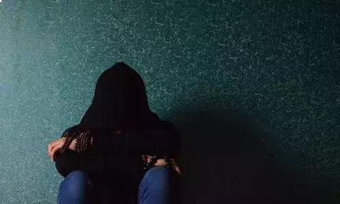 12岁孩子自卑爱哭心理脆弱想自残,8岁自残孩子心理