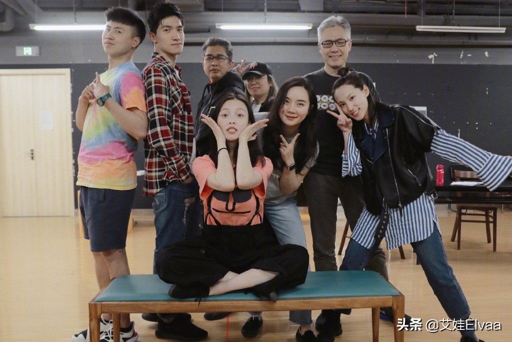 倪妮出发洛杉矶终于奢侈回，穿18999衣配7900鞋，罕见红唇太抢眼