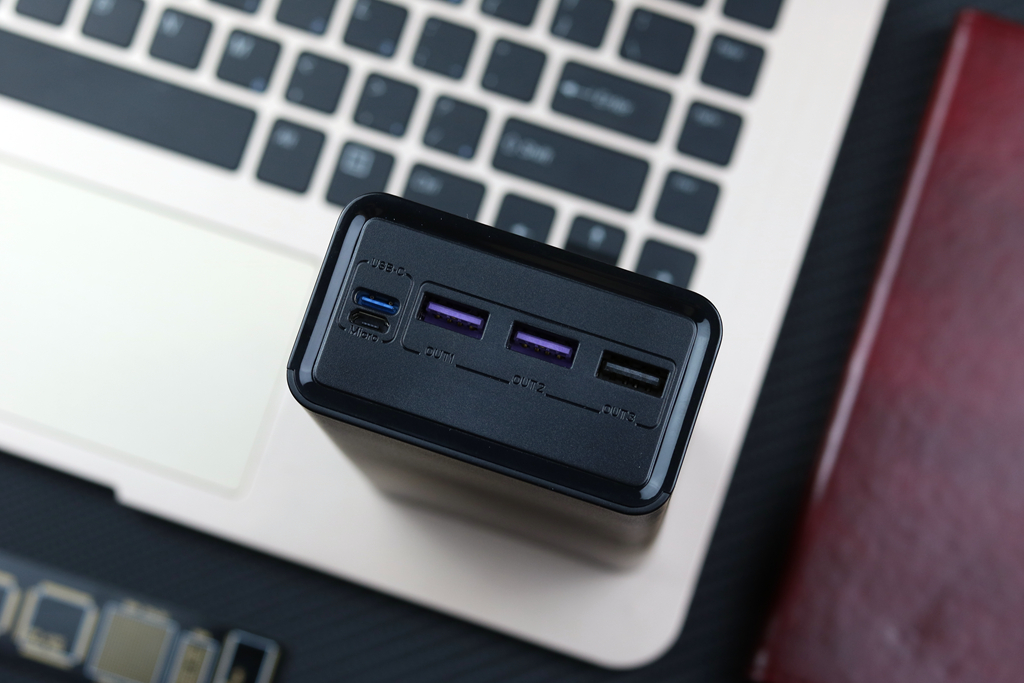 充电宝户外移动电源军用,aigo充电宝v300