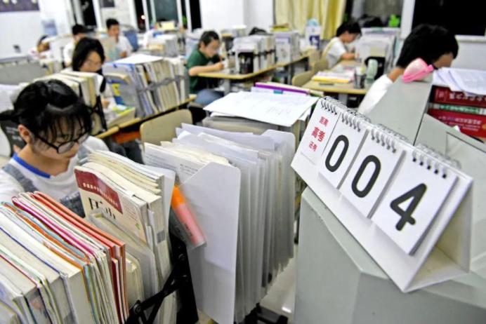 高三模拟考试不到300分怎么办,高三模拟考在二本线之间有希望吗