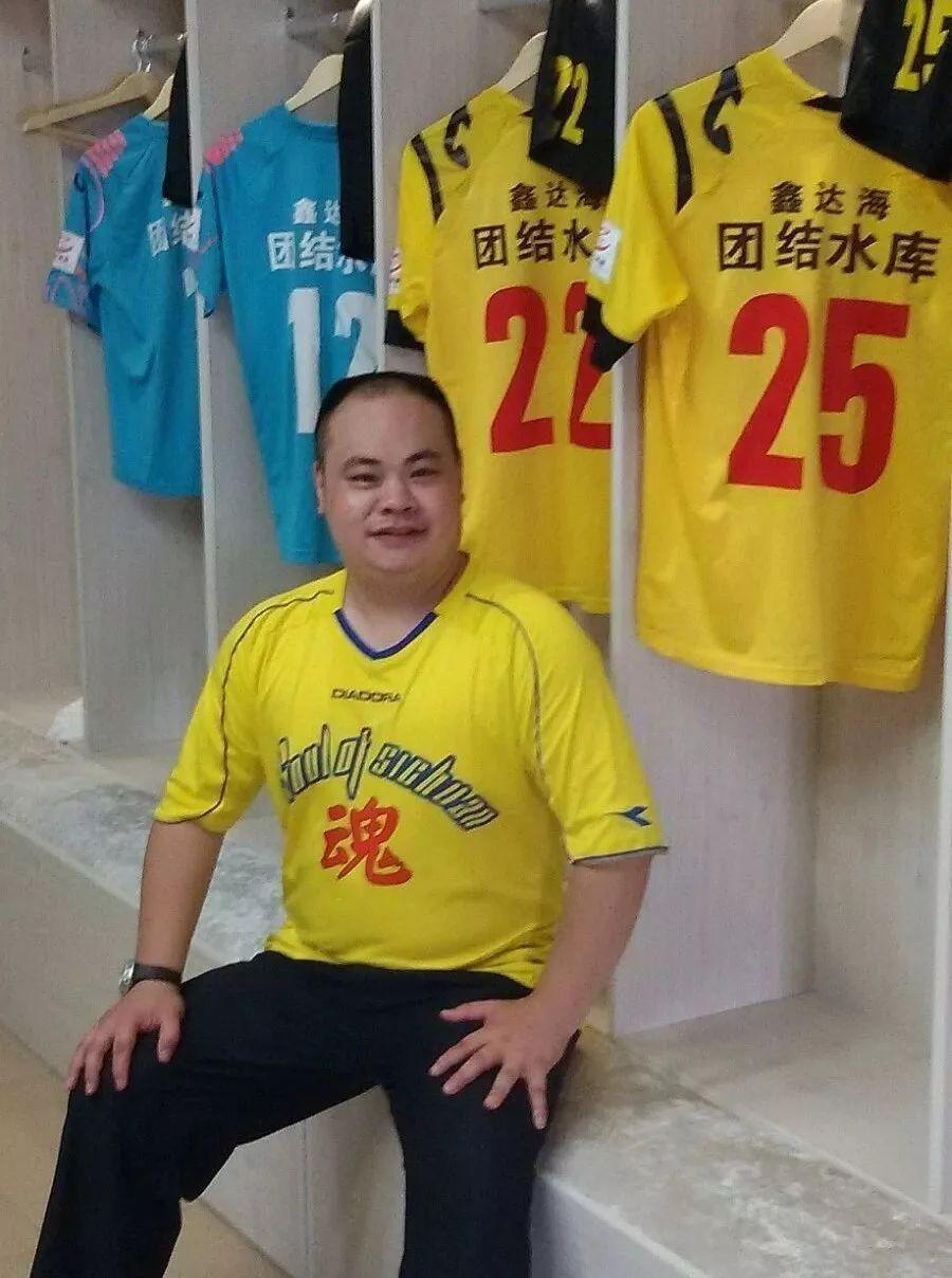 四川球迷故事第01期：我是梦警察王鹏，我爱四川足球更爱她！