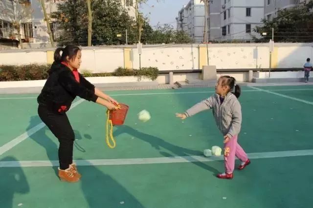 亲子互动小游戏幼儿园感恩节,感恩节亲子游戏大全幼儿园户外