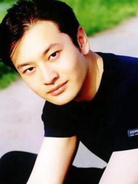 黄晓明狂追赵薇十几年，昨晚却删除赵薇所有内容！他知道什么？