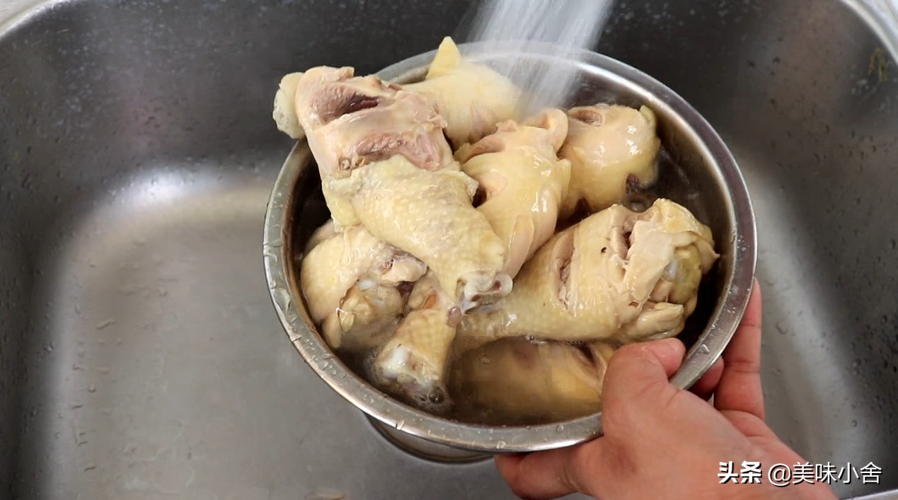 吃软烂脱骨大鸡腿,鸡腿怎么做软烂脱骨