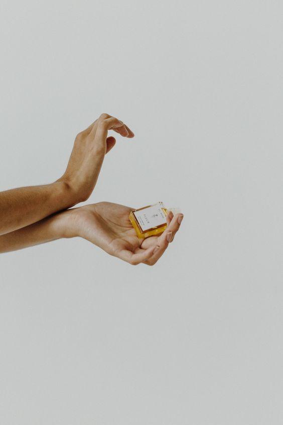 什么香水适合有气质清冷的女生 (平价小众高级清冷香水)