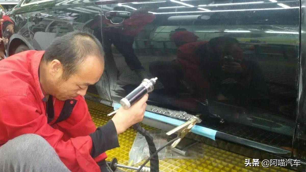 车门被撞到底是修复还是换,车门被撞了更换好还是修复好