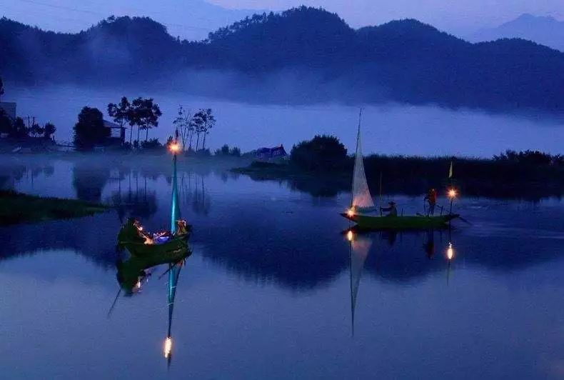 描写月色美景的千古绝句,描述月色很美迷人的诗