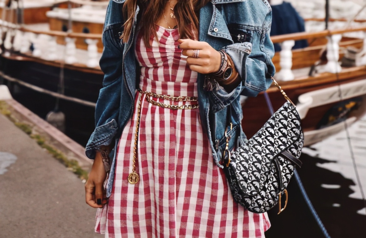 背包女双肩包时尚2022新款中年,中年男人背双肩包还是单肩包有范