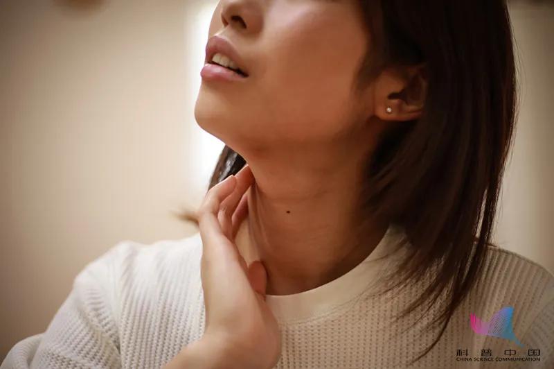 脖子发黑可能是2种癌症征兆,脖子下面一片红色警惕什么病