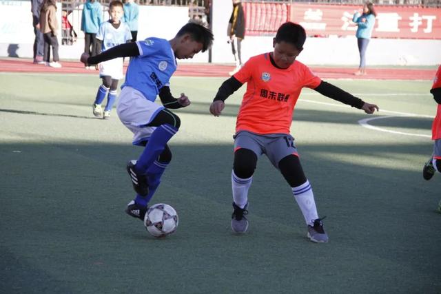 “少年花伞舞，悠扬骏马曲”助威“周末联赛”鄂尔多斯四赛区