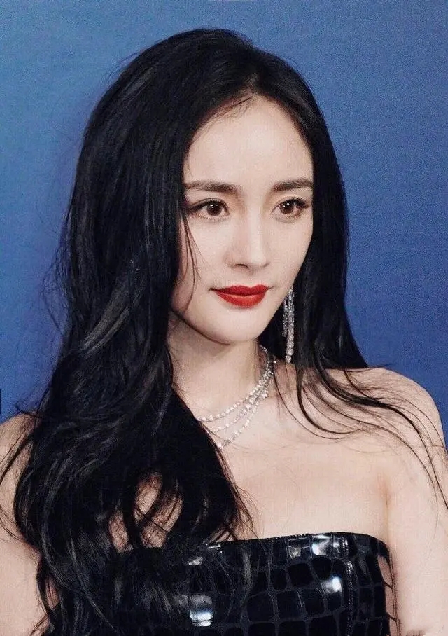 方圆脸女生适合黑长直还是微卷发,适合圆脸女生的自然长直发型