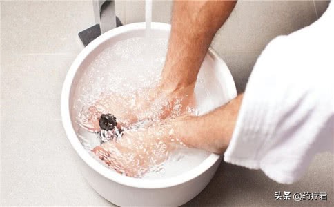 双脚干裂起皮尤其是脚后跟粗糙,双脚的脚跟粗糙起皮