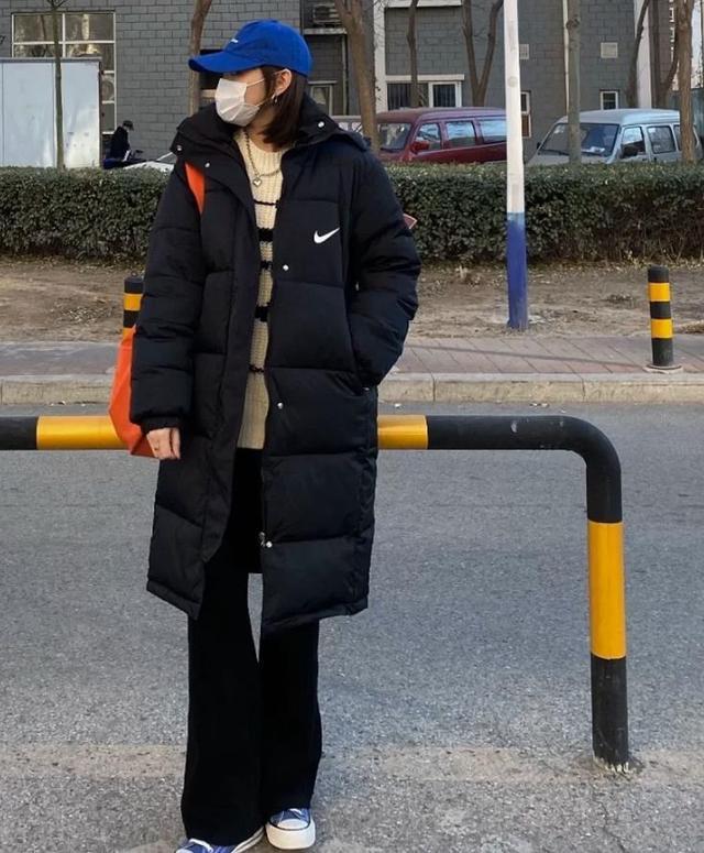 基础款黑色长款羽绒服怎么搭配,40-50岁黑色长款羽绒服搭什么裤子