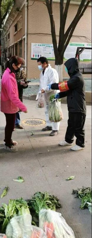 下沉公务员：我在老社区分发10元爱心菜