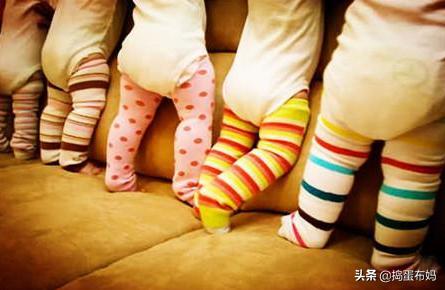 新生女孩用尿不湿会不会o形腿,穿尿不湿会不会让孩子变成o型腿