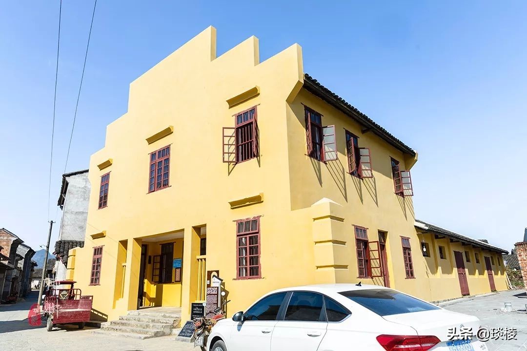 这个古镇好奇怪，门前放元宝，商号大门开洞，城隍爷与关二爷作伴