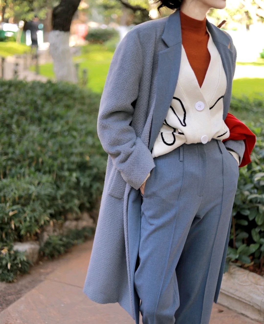 宽松毛衣叠穿搭配冬季,冬季黑色大衣和白色带帽毛衣穿搭