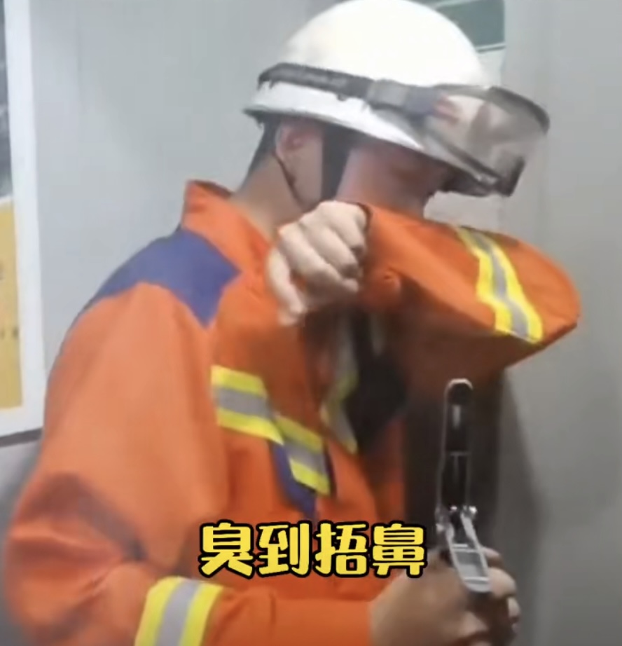 黄鼠狼溜进消防队臭屁暗算消防员,家中溜进黄鼠狼消防员被熏吐