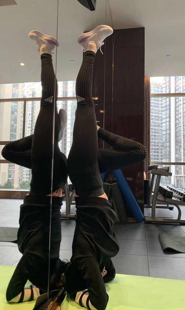 黄奕蓝色深v长裙,黄奕最惊艳的红裙