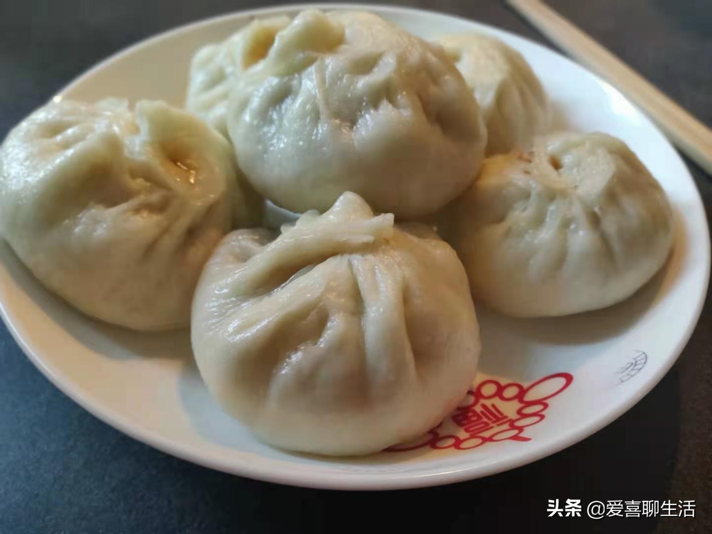 为什么蒸包子一揭盖包子就塌陷,如何把包子蒸得蓬松柔软