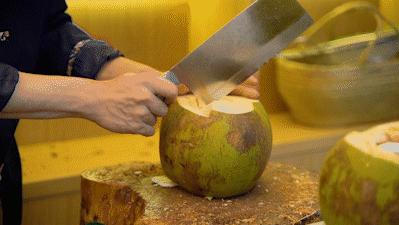 椰椰椰！这家人气椰子鸡专门店，光是汤底就喝饱了