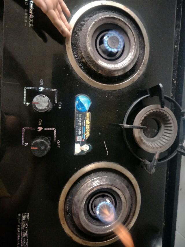 煤气灶上面放一个东西加大火力,煤气灶有个小机关只需动一动