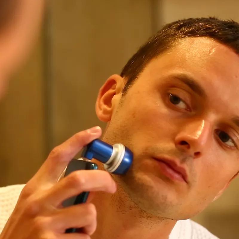 插在手机上的剃须刀，使用手机供电，随时随地让你保持完美颜值