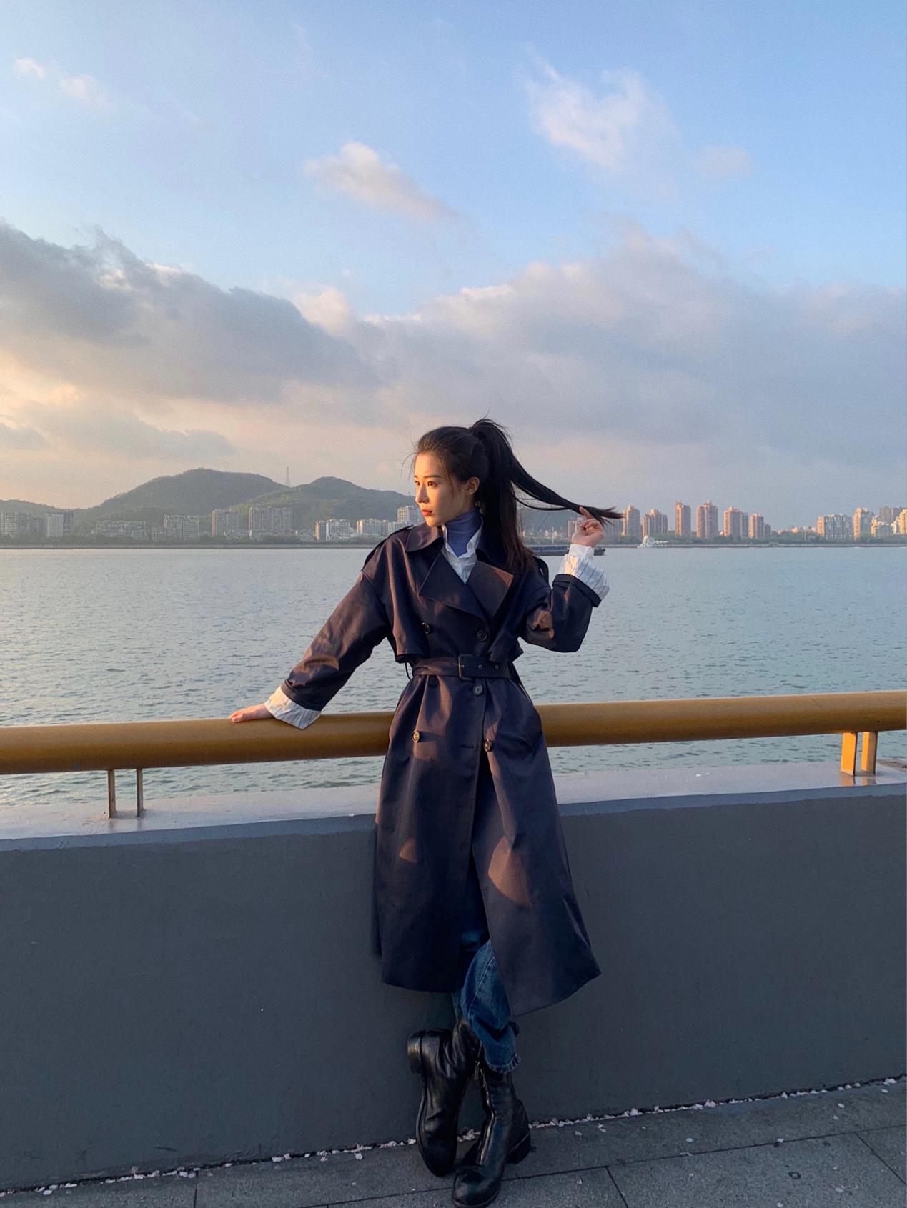 秋季搭风衣穿的鞋子,深蓝色风衣怎么搭配裤子和鞋子