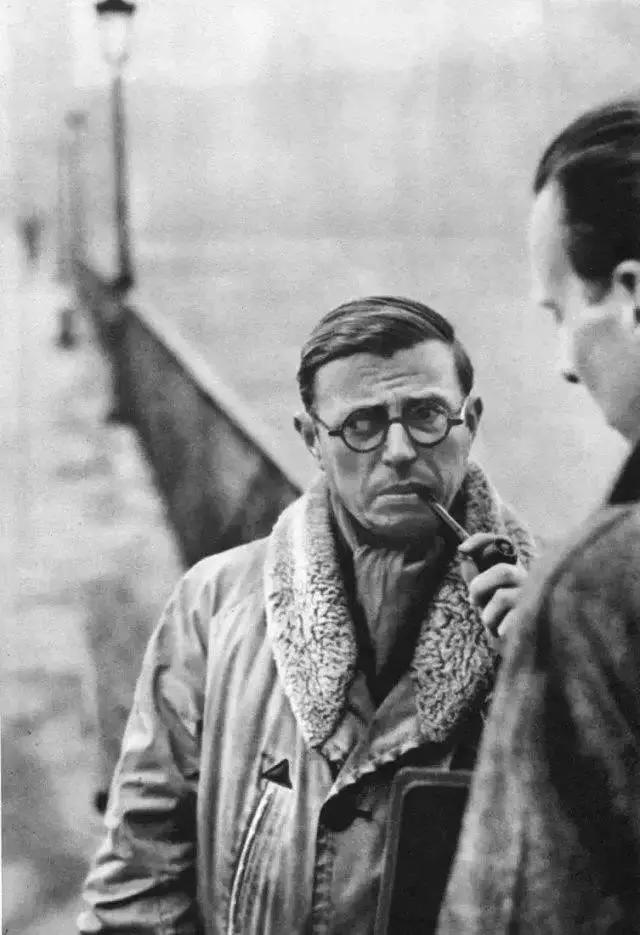 在《致河狸的书信》中，河狸不回信，假装自己很受宠